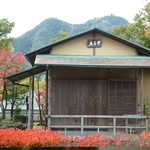 三甲美術館 - 展示室から見えるお茶室の遠景に岐阜城