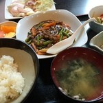 新喜 - 定食；小鉢2つ、お味噌汁、フルーツ付きで690円