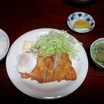 Manzoku Shokudo - チキンカツ定食。目玉焼きがなんとなく嬉しい