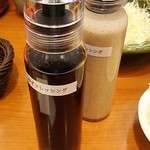 Shinjuku Saboten Fukushima Ekibiru Ten - シャキシャキキャベツ用のドレッシング。ゆず、ゴマの二種類。おすすめはドレッシングを染み込ませる半シャキ状態。