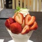 Takano Fruit Parlour Yokohama Takashimaya Ten - あまおう苺のパフェ