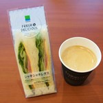 FamilyMart Izumi Ashibe Cho Ten - ホット珈琲とシャキシャキレタスサンド