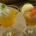 Gusto Mizusawa Ten - 左：タンカンとみかんのゼリーホイップ添え、右：タンカンとみかんのゼリー＆ヨーグルトサンデー