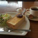 Cafe Rest Marchen - ホットコーヒー350円と小倉トーストセット