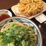 Marugame Seimen Nakatsu Ten - かけうどん冷＋野菜かき揚げ^_^