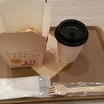 Lil' Donuts&Crepe Mitsui Outlet Park Sapporo Kitahiroshima Ten - ドーナツ＆ドリンクのセット(600円)です。