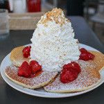 Eggs 'n Things Shonan Enoshima Ten - パンケーキ：ストロベリー、ホイップクリームとマカダミアナッツ☆