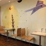 McDonald's Himeji Hanada Furetsu Gaden Ten - 店内（広くはないけど明るくっていい感じ）