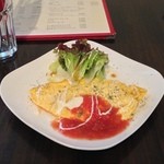 nagicafe+ - オムレツ。半熟の薄い卵の層が幾重にも重なって出来ており、美味。餡のそぼろ肉と、生トマトを使ったサルサソ－スはどちらも塩分控えめでこちらも美味です。