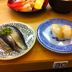 Muten Kura Zushi Mita Ten - いわし、つぶ貝（各105円）