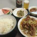 金門 - サービス定食の油淋鶏¥800
そして大瓶ビール¥650