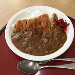 Patio - カツカレー(630円) カレーはいい意味でよくある施設内食堂の味。しかし私にとっては「これがいい」。「これでいい」ではなく、「これがいい」。ま、カツもそれなりでした。