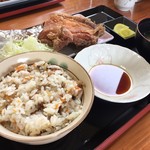 Karaage Dokoro Yamashou Fukaeten - 骨付唐揚げ定食＋鶏めし
                        
                        外はカリッと中はかなりジューシーな唐揚げでした！
                        鶏めしが、薄味なんだけどおいしくててんこ盛りで満足しました (*´ڡ`●)
                        