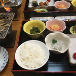 Hotel Takasago - 朝食は一人ずつ
                        左はちっこい干物
                        炙ります♫