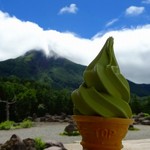 山頂しらね - 白根山をバックに抹茶ソフト