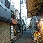 Kikaku Shokudo - 手前の商店街を入ると、すぐの左側にあります。