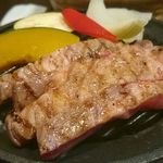 Kagono Ya Amagasaki Showadori Ten - ある程度火が通ったお肉と野菜を、好みの焼き加減に仕上げます。