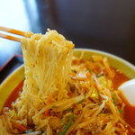 Nara Ya - 麺は岩手らしく高加水の細縮れ麺、野菜、麺と量は多い