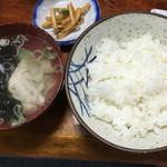 民宿田中 - 【夕食】ごはんとアラ汁、漬物。旨し！