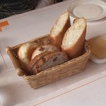 Bakery Table Okamoto Ten - 自家焼フランスパンとレーズンと胡麻のカンパニュー