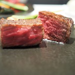 Steak Dining Vitis - サーロイン（左）とウチモモ（右）