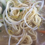 Onga Ramen - 細麺チャンポンと細もやしがうまい具合に絡みます。