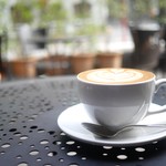 Urth Caffe Daikanyama - カフェラテ（M)をテラス席で