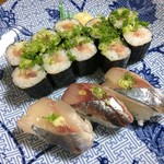 Chiyoda Sushi Metroemu Korakuen Ten - 「まぐろたたき巻」と「あじ」。
                      お皿に盛る時、巻寿司2個、握り1個摘み食い。。