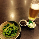 Monzen no Yu - 生ビール&茶豆 ¥380 &イカ黒作り ¥400