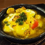 Yakei Italian & Niku Bar GB Tachikawa Ten - チーズを乗せた海老と季節野菜のアヒージョ