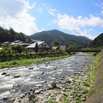 道の駅 どうし 特産品直売所 - 裏の道志川