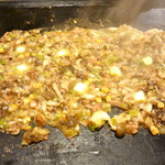 Monja Yaki Shitamachi Ya - 山のもんじゃ焼き（１５００円）仕上げにバターを載せますよ〜〜〜