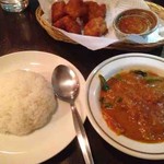 RENU - ミックスベジタブルカレー、ライス、フライドチキン