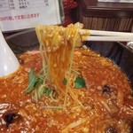 Izakaya Maruju Narita Ten - 麺のリフトアップ。