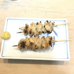 Yakitori Horumon Toriton - 表面はカリッカリ食感「とり皮(塩)」