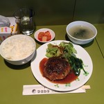 Himawari - ハンバーグ定食850円カクテキに続いてワカメスープが届きました