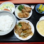 Takuma - ある日の定食（９１０円）
                      回鍋肉＋唐揚げ