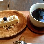 Sweet Home Hon Ten - チーズケーキとホットコーヒー