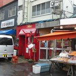 Cafe Dining TIME OUT - 赤い建物が目印