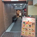 インド＆バングラデシュ料理 ショナルガ - ビルの奥に店舗あり