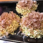 Tsuruhashi Fugetsu Kashiba Ten - 焼く途中で鰹節をのせます