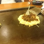 Okonomiyaki Dondon - お店の方が焼いてくれます♪