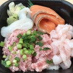 博多丼丸 - 新鮮な海鮮ネタをしようしています。