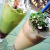 Adomani due - ドリンク写真:白玉あずきの抹茶フロート＆白玉あずきのほうじ茶フロート