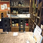 Guden Guden - 入り口すぐ右側、けっこういい焼酎がある