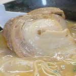 Kaho Ramen Hon Ten - 味付けが濃いめで、白ご飯がイケそうな味付けのチャーシューです。