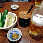 山内農場 - 生ビール（３口飲みました）＆ お通し（キュウリとキャベツの なめ味噌添え）