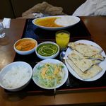 チャイグール - ダブルカレーセット。1080円。