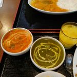 チャイグール - 左がバターチキンカレー、右がほうれん草チキンカレー。