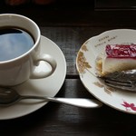 Yamabudo Noen Cafe Nono Ka - セットのミニレアチーズケーキとミニコーヒー